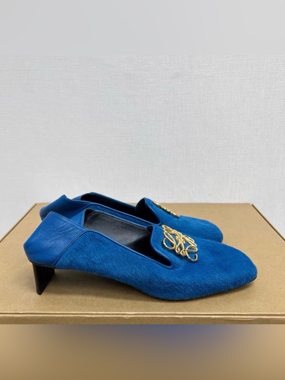 🚩steal Loewe Blue Velvet Loafers with Gold Anagram
